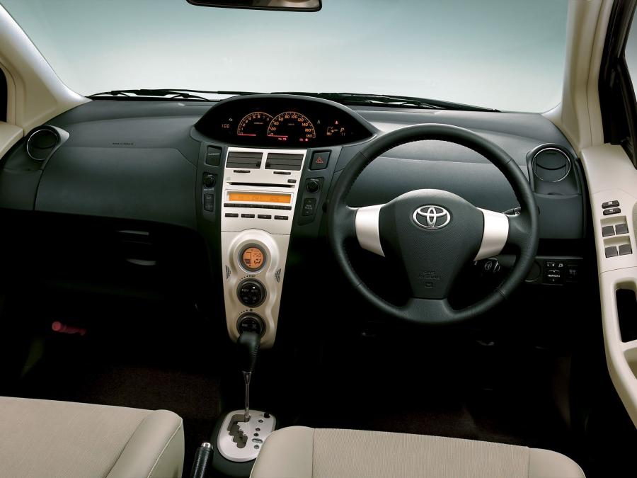  Toyota Vitz I LL 2005 года  (фото 3 из 5)